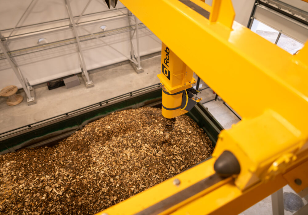 intelligent online sampler measures moisture before unloading