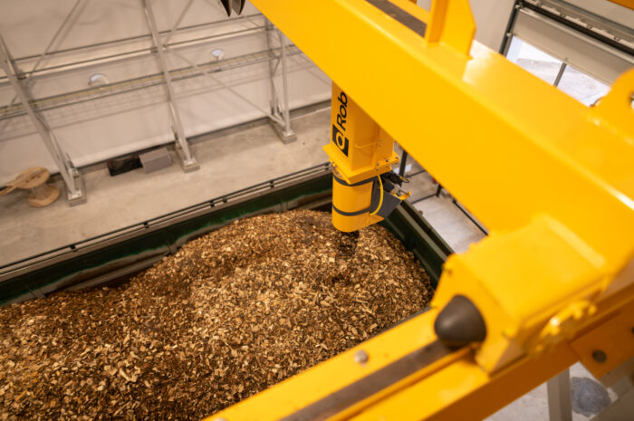 intelligent online sampler measures moisture before unloading